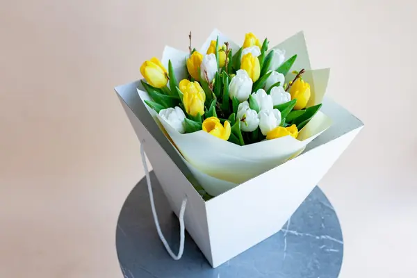 Монобукет Тюльпаны с форзицией